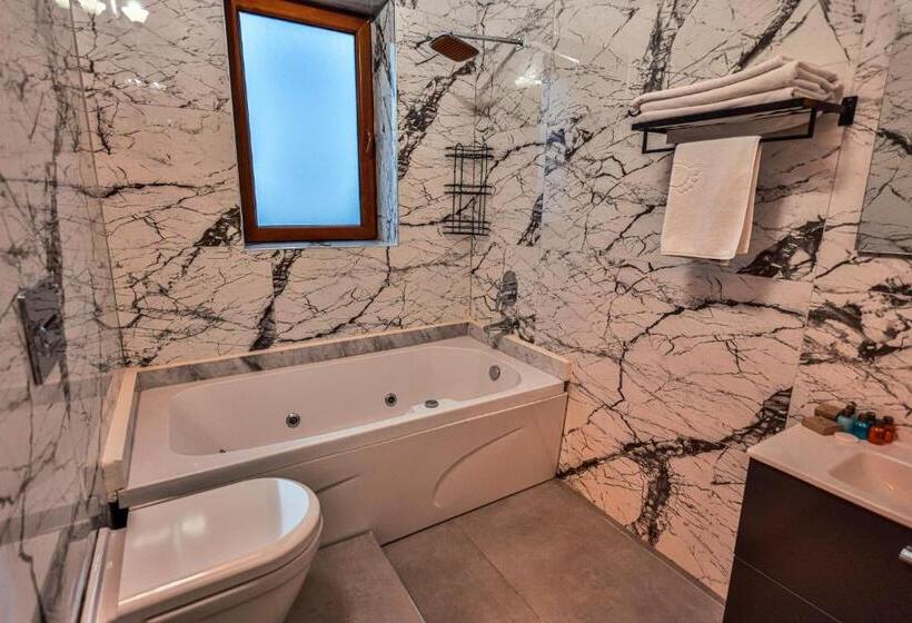 سوئیت خانواده 2 خوابه, La Casa Cave