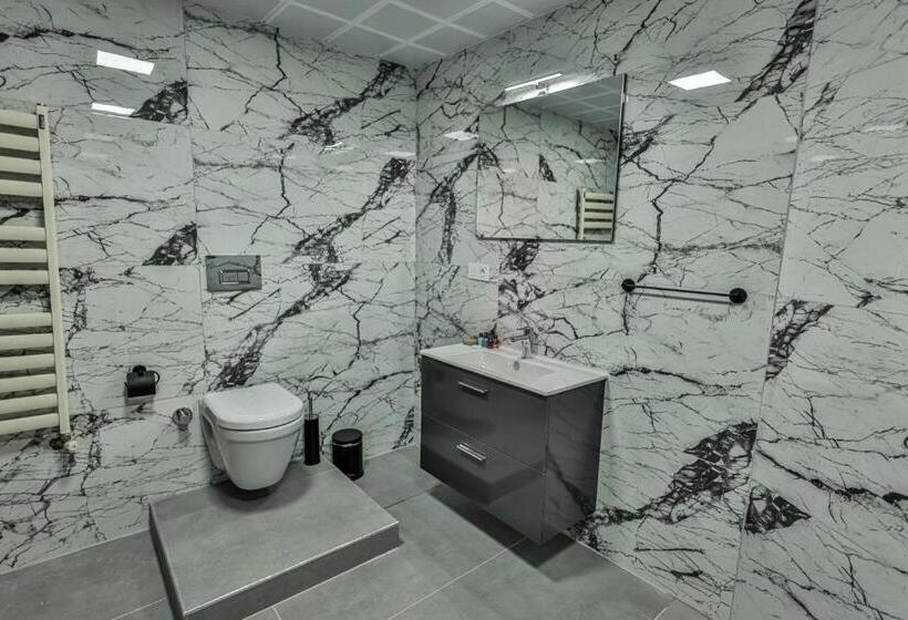 سوئیت با وان آب گرم, La Casa Cave