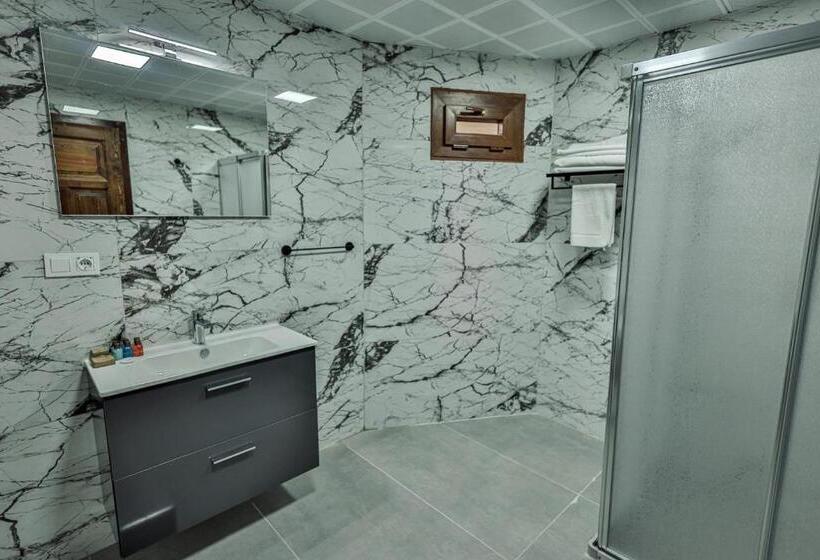 سوئیت با وان آب گرم, La Casa Cave