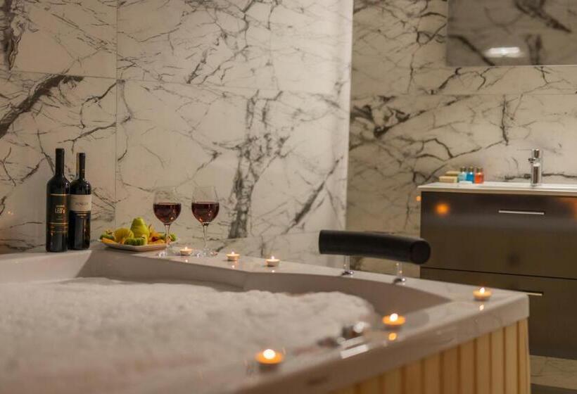 Superior suite with terrace, La Casa Cave