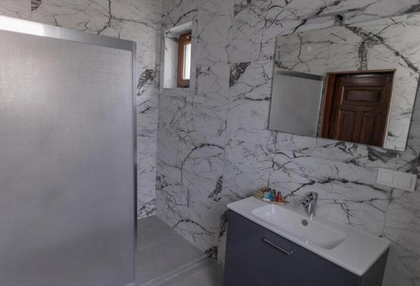 Superior suite with terrace, La Casa Cave