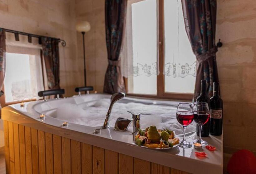 Superior suite with terrace, La Casa Cave