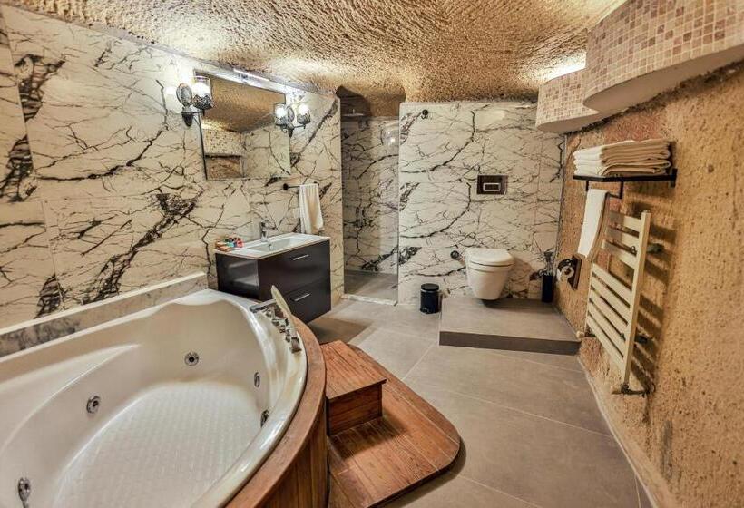 سوئیت خانواده 2 خوابه, La Casa Cave