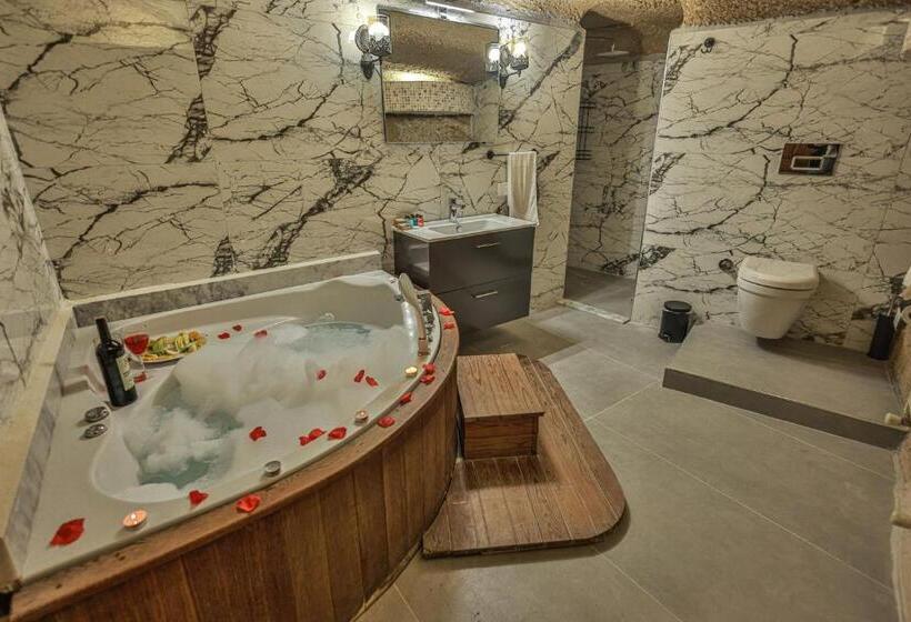 سوئیت خانواده 2 خوابه, La Casa Cave