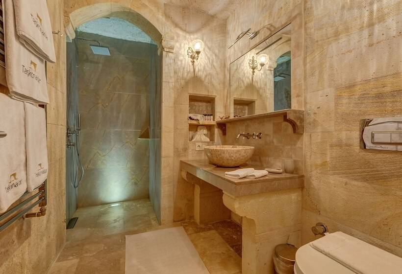 غرفة ديلوكس, Taskonaklar