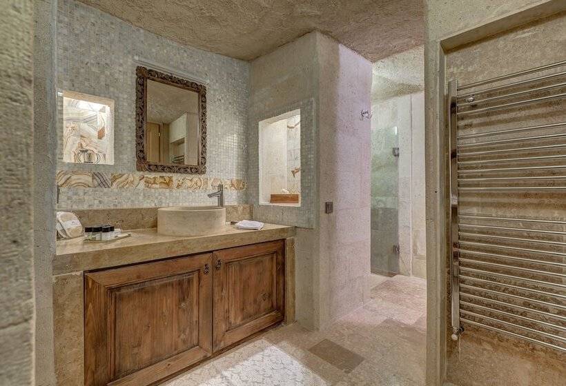 جناح ملكى, Taskonaklar