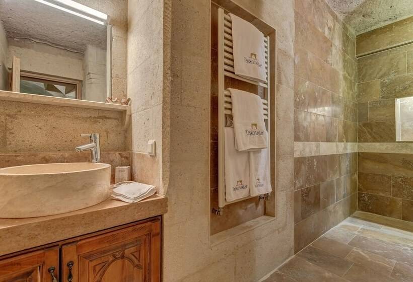 جناح, Taskonaklar