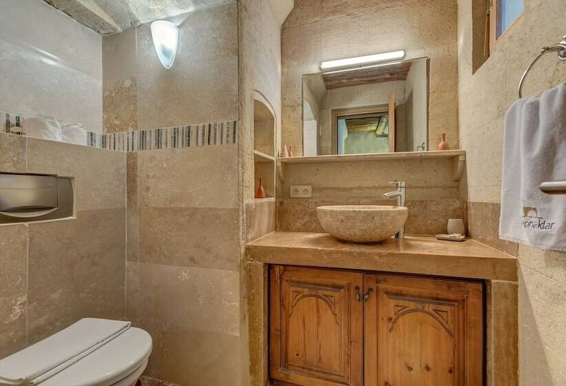 جناح مزوَّد بشرفة, Taskonaklar