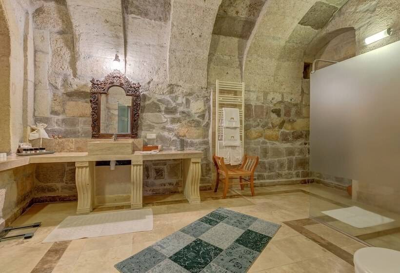 جناح مزود بتراس, Taskonaklar