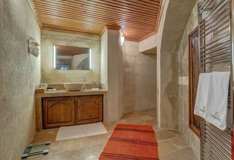 جناح مزود بتراس, Taskonaklar