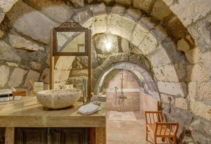 جناح مزود بتراس, Taskonaklar