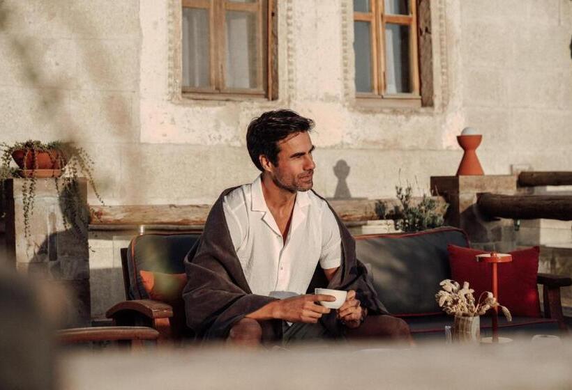 جناح ملكى, Taskonaklar