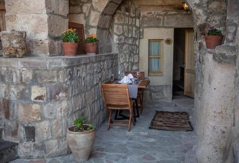 جناح جونيور, Taskonaklar