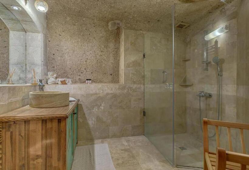 جناح جونيور, Taskonaklar