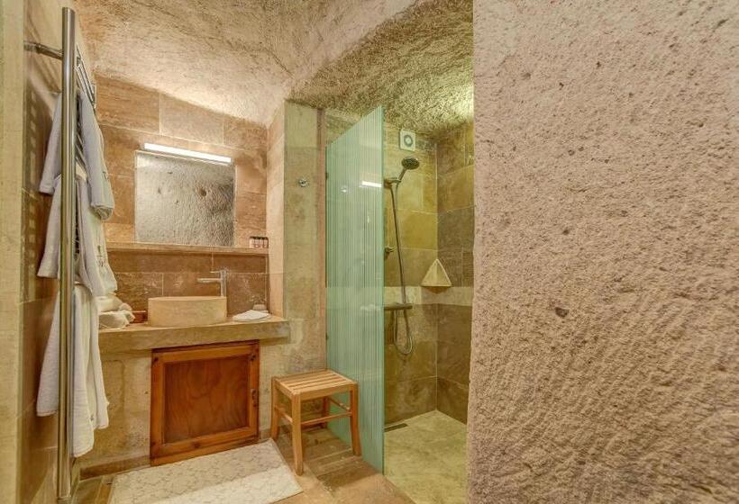 جناح جونيور, Taskonaklar