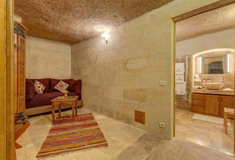 جناح جونيور, Taskonaklar