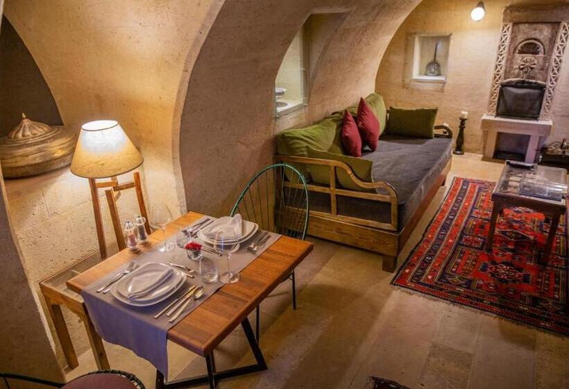 جناح جونيور, Taskonaklar