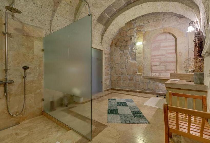 جناح مزود بتراس, Taskonaklar