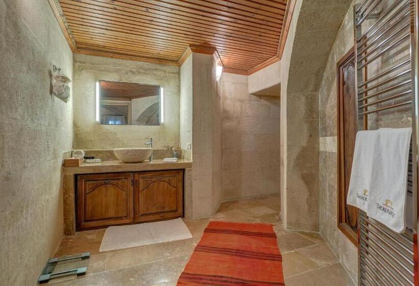 جناح مزود بتراس, Taskonaklar