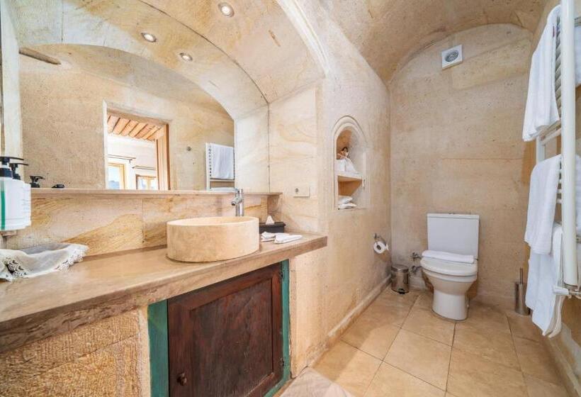 غرفة قياسية مزوَّدة بشُرفة, Taskonaklar