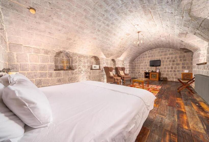 غرفة ديلوكس, Taskonaklar