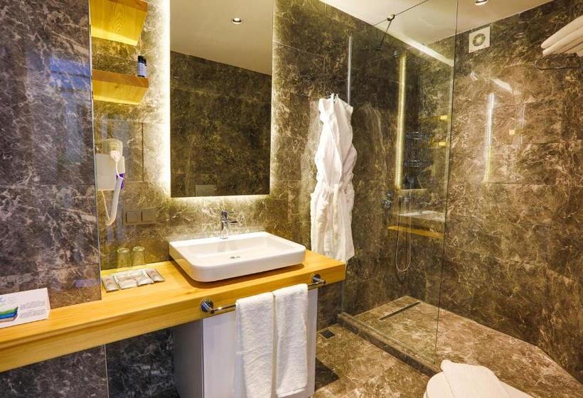 اتاق اساندارد با چشم‌انداز جانبی به دریا, Vita Bella Resort & Spa