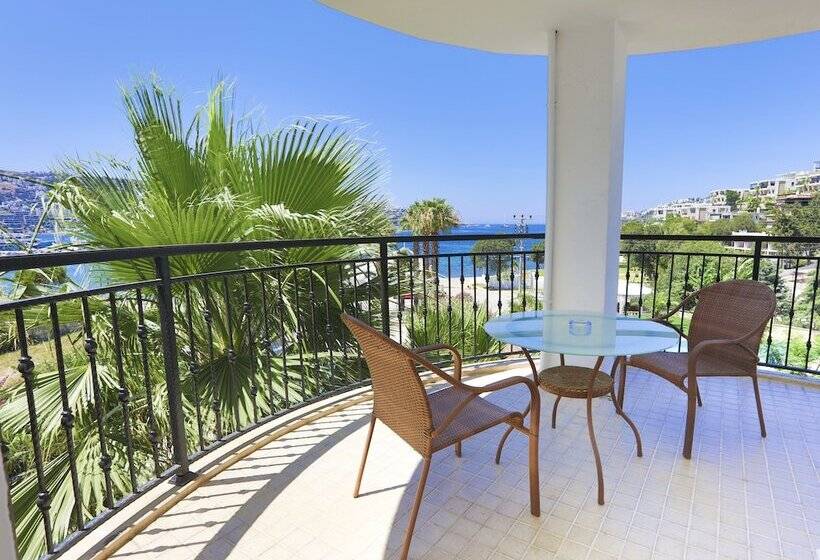 اتاق اساندارد با چشم‌انداز جانبی به دریا, Vita Bella Resort & Spa