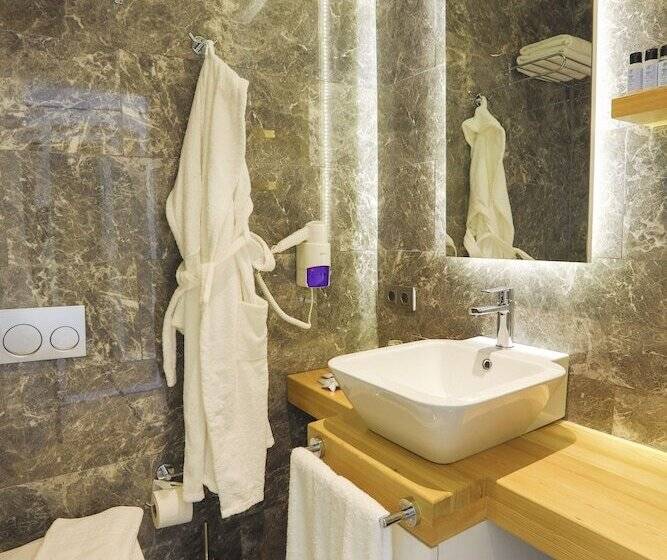 غرفة قياسية إطلالة جانبية علي البحر, Vita Bella Resort & Spa