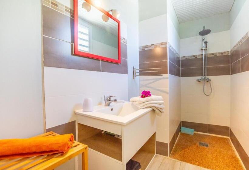 بنگله خانوادگی, Amour Deshaies