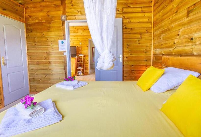 بنگله خانوادگی, Amour Deshaies