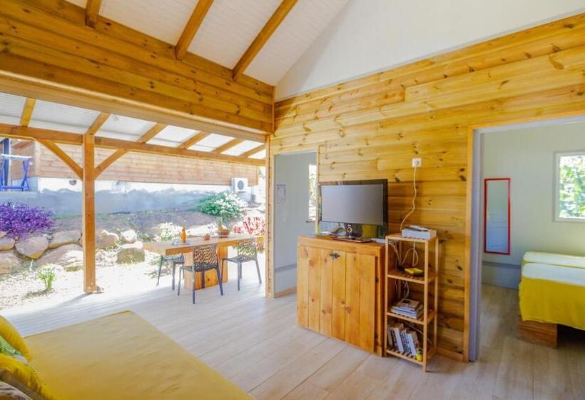 بنگله خانوادگی, Amour Deshaies