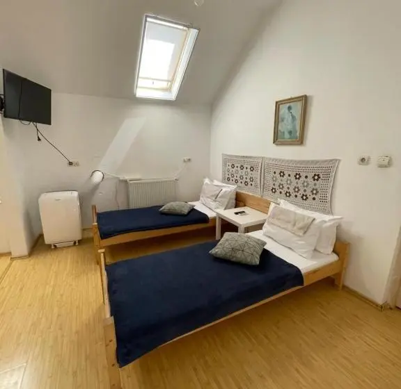 سوییت خانوادگی, Casa Trandafirilor