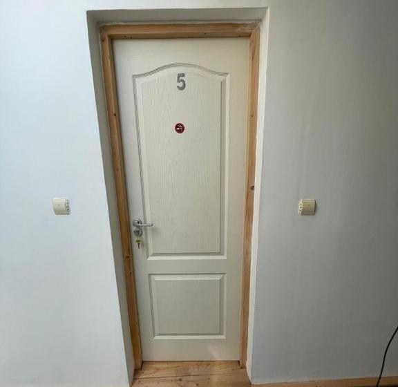 Номер Стандарт, Casa Trandafirilor