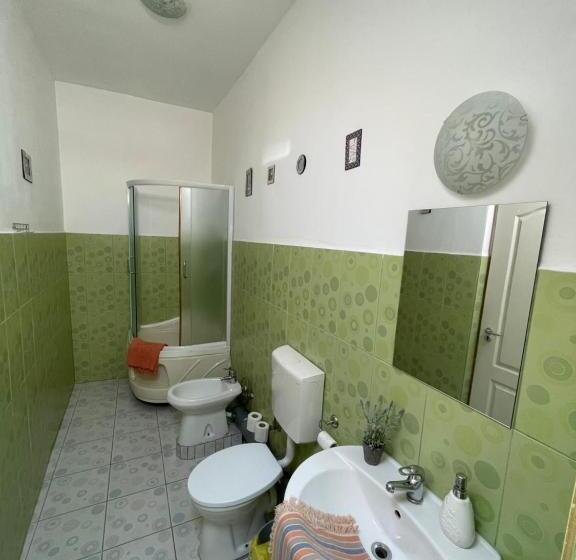 Номер Стандарт, Casa Trandafirilor