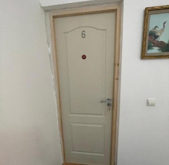 Номер Стандарт, Casa Trandafirilor