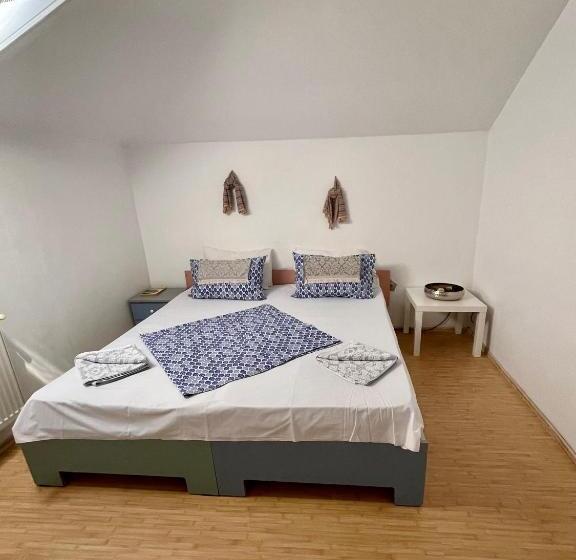 Номер Стандарт, Casa Trandafirilor