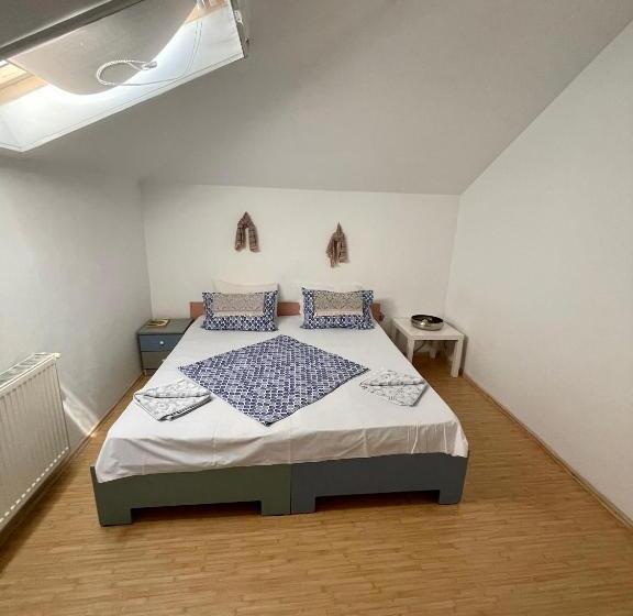 Номер Стандарт, Casa Trandafirilor