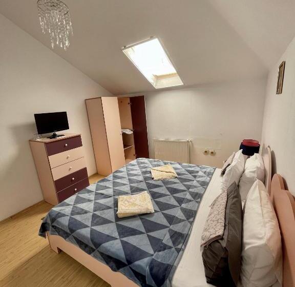 Номер Стандарт, Casa Trandafirilor