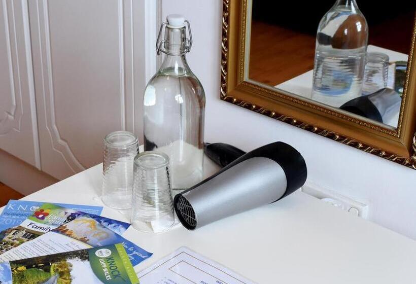 חדר סטנדרט לשלושה, Rockfield Manor B&b, Knock