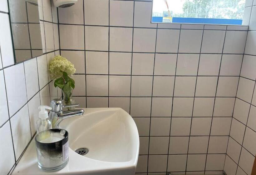 غرفة إقتصادية, Low Budget Bungalows