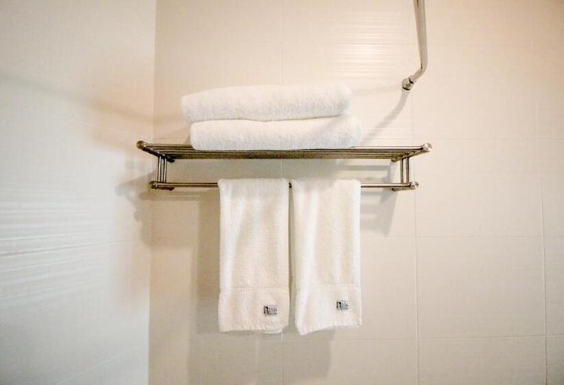 جناح جونيور, De  La Ferns, Cameron Highlands