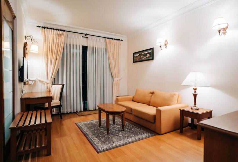 جناح جونيور, De  La Ferns, Cameron Highlands