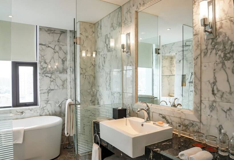 Quarto Estandar, Sunrise On The Bund