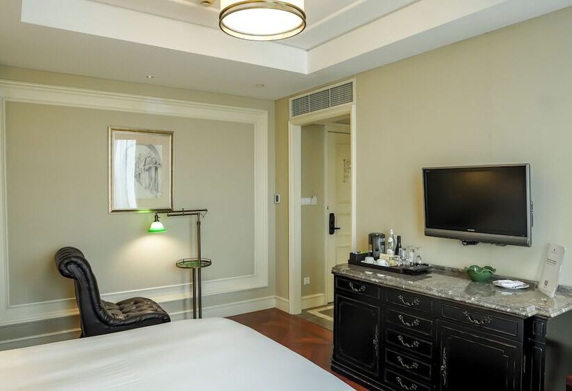 Quarto Estandar, Sunrise On The Bund