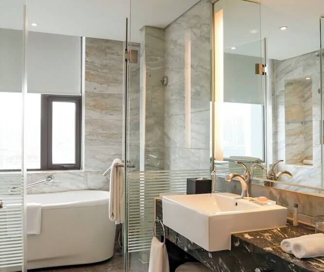 Quarto Estandar, Sunrise On The Bund