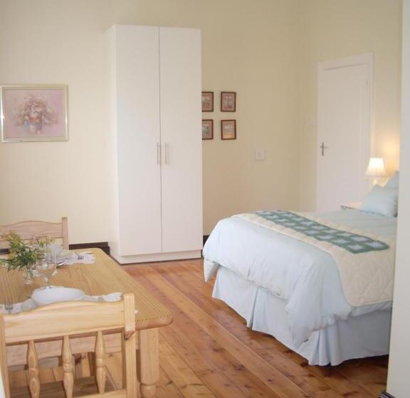 اتاق خانوادگی, Dee S Bnb