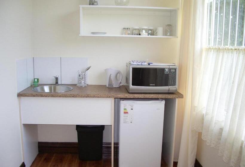 اتاق خانوادگی, Dee S Bnb