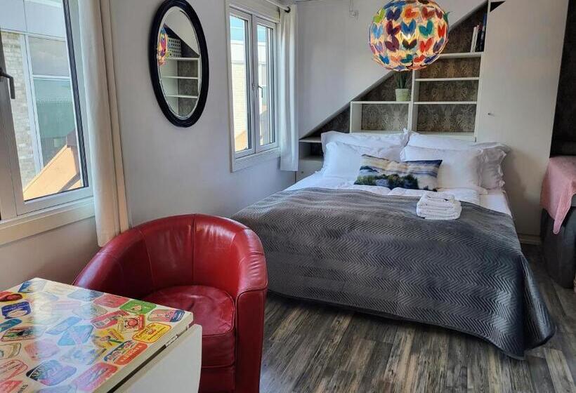 Студия Deluxe, Cozee Central Apartments