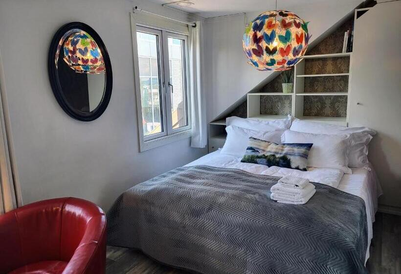 استودیوی لوکس, Cozee Central Apartments
