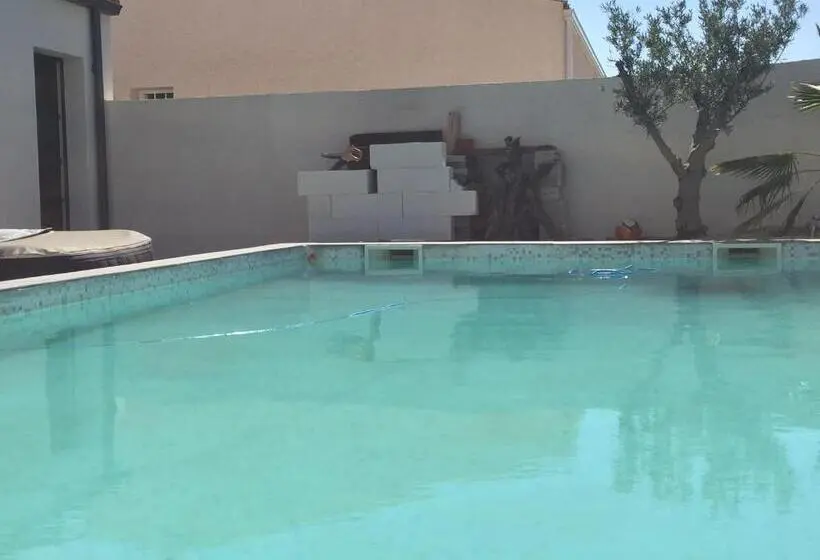 プールビュースタンダードルーム, Villa Des Romieux